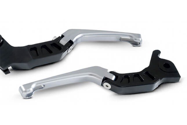 Yamaha MT-15 V2 clutch lever accessory close-up